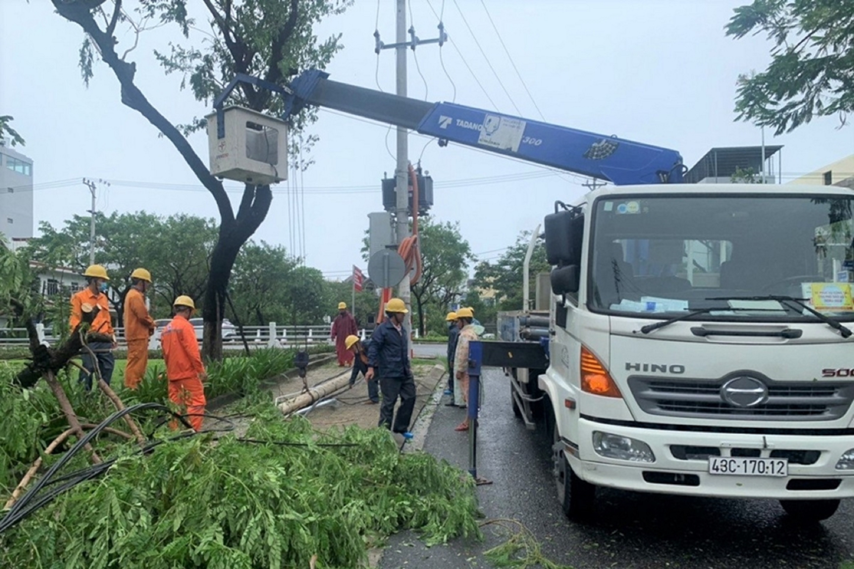 Các tỉnh miền Trung khắc phục hậu quả sau bão, hoạt động bình thường trở lại